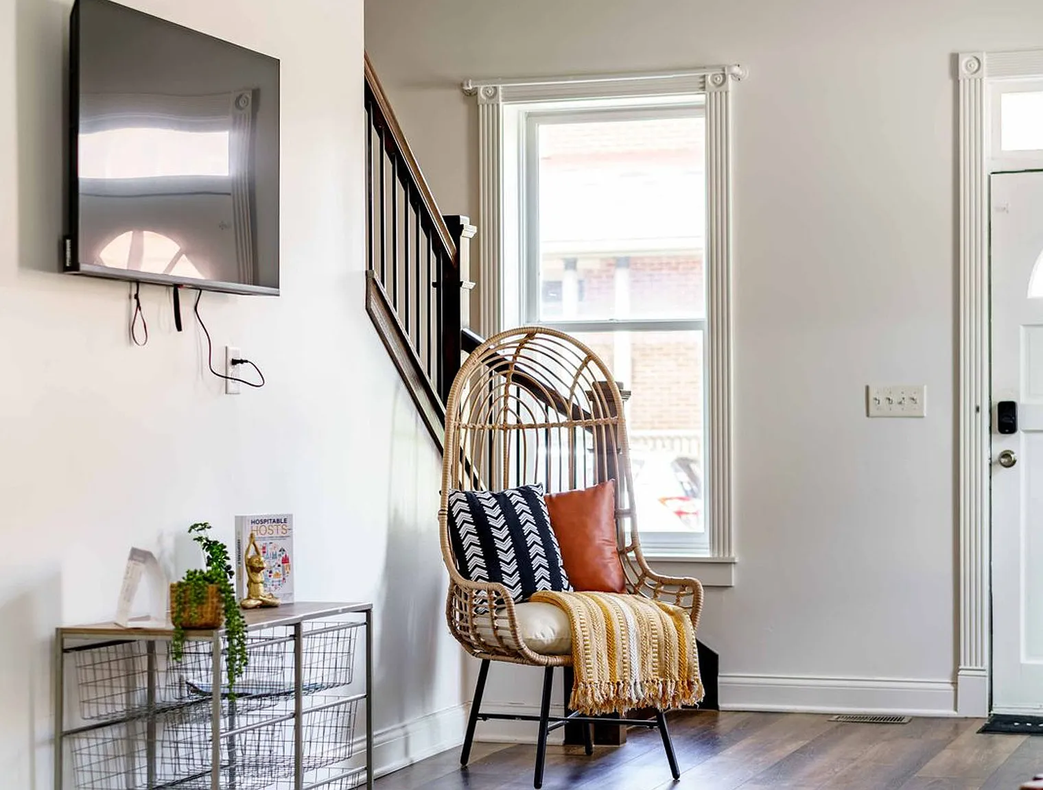 2 bed, 1.0 bath, 2615 sqft, $3,675 — Photo 4