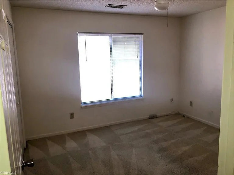 214 English Ct — Photo 6