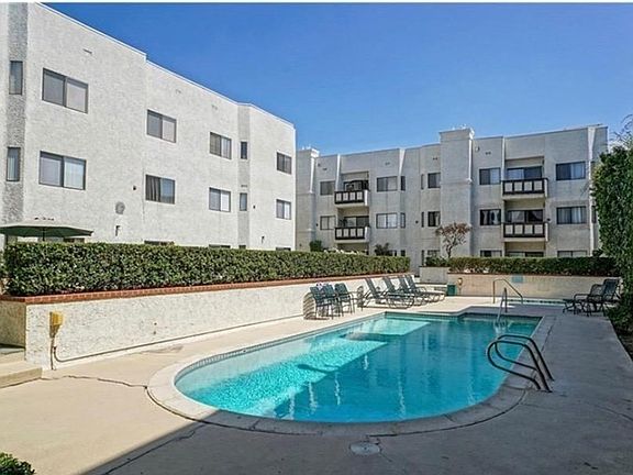3rd image of 17914 Magnolia Blvd Unit 307