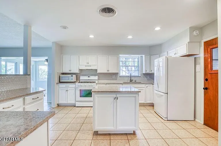 6408 Regal Ln — Photo 9