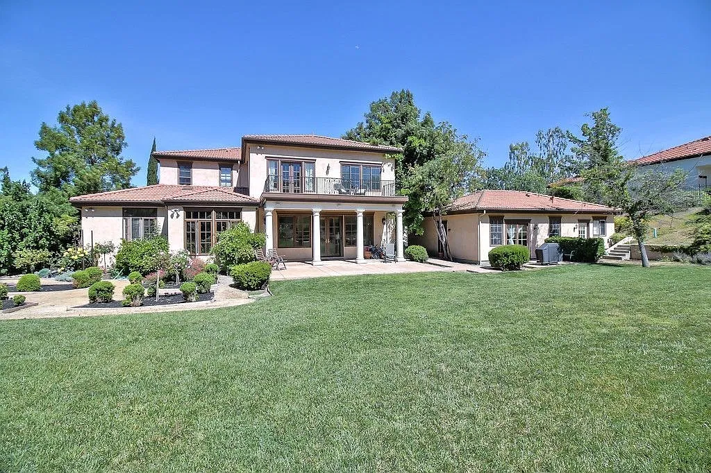 Gorgeous Ruby Hill Executive Home with Detached 1-BR Guest House! — Photo 3