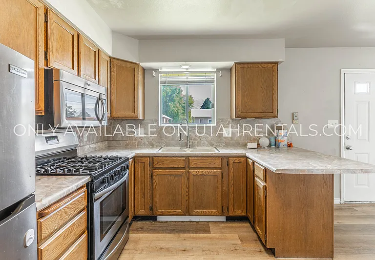 139 N Center St — Photo 7