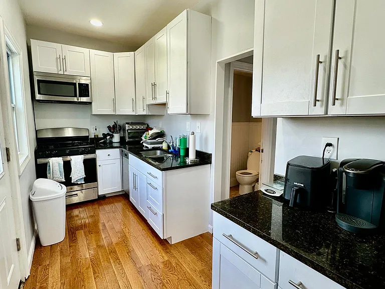 460 E 7th St #3 — Photo 3