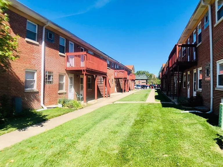 Palatine Park Apartments — Photo 30