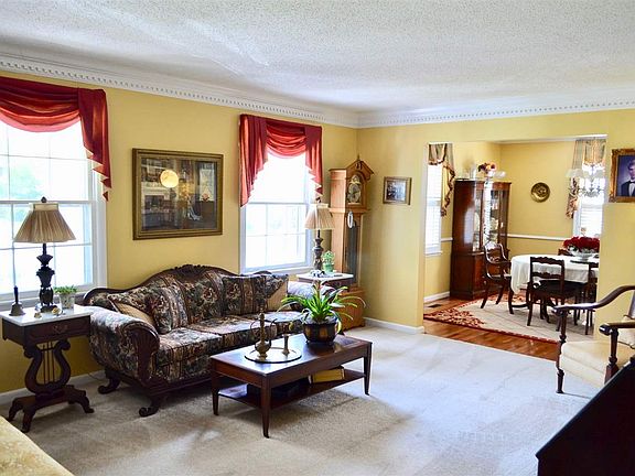 3rd image of 313 W Hartwood Dr