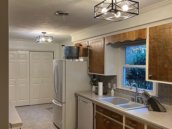4th image of 3054 Creekside Dr