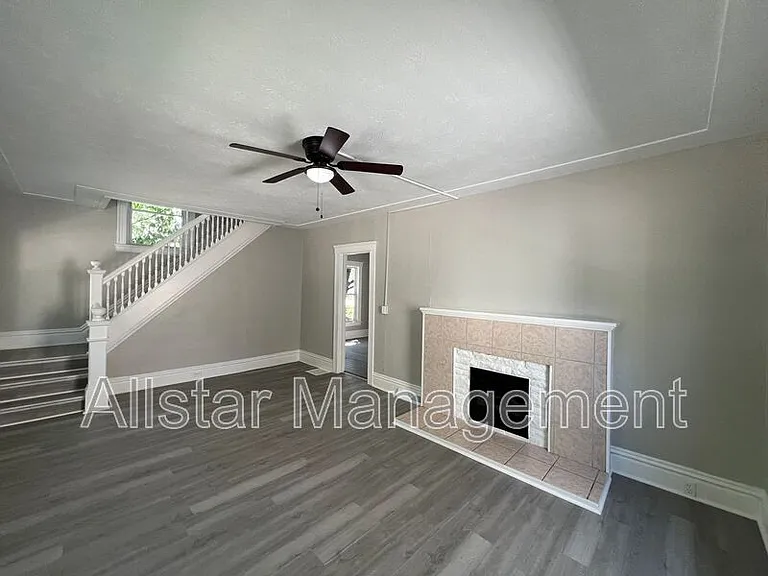 915 East Ave — Photo 3