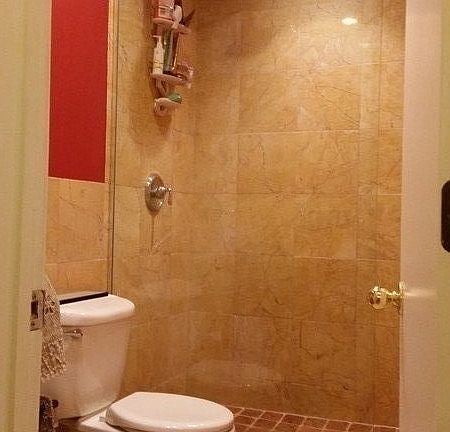 1 Bathroom : Walk-in Shower