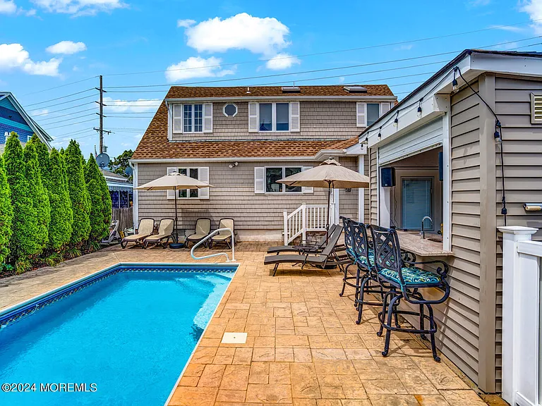 200 S Bayview Ave — Photo 5