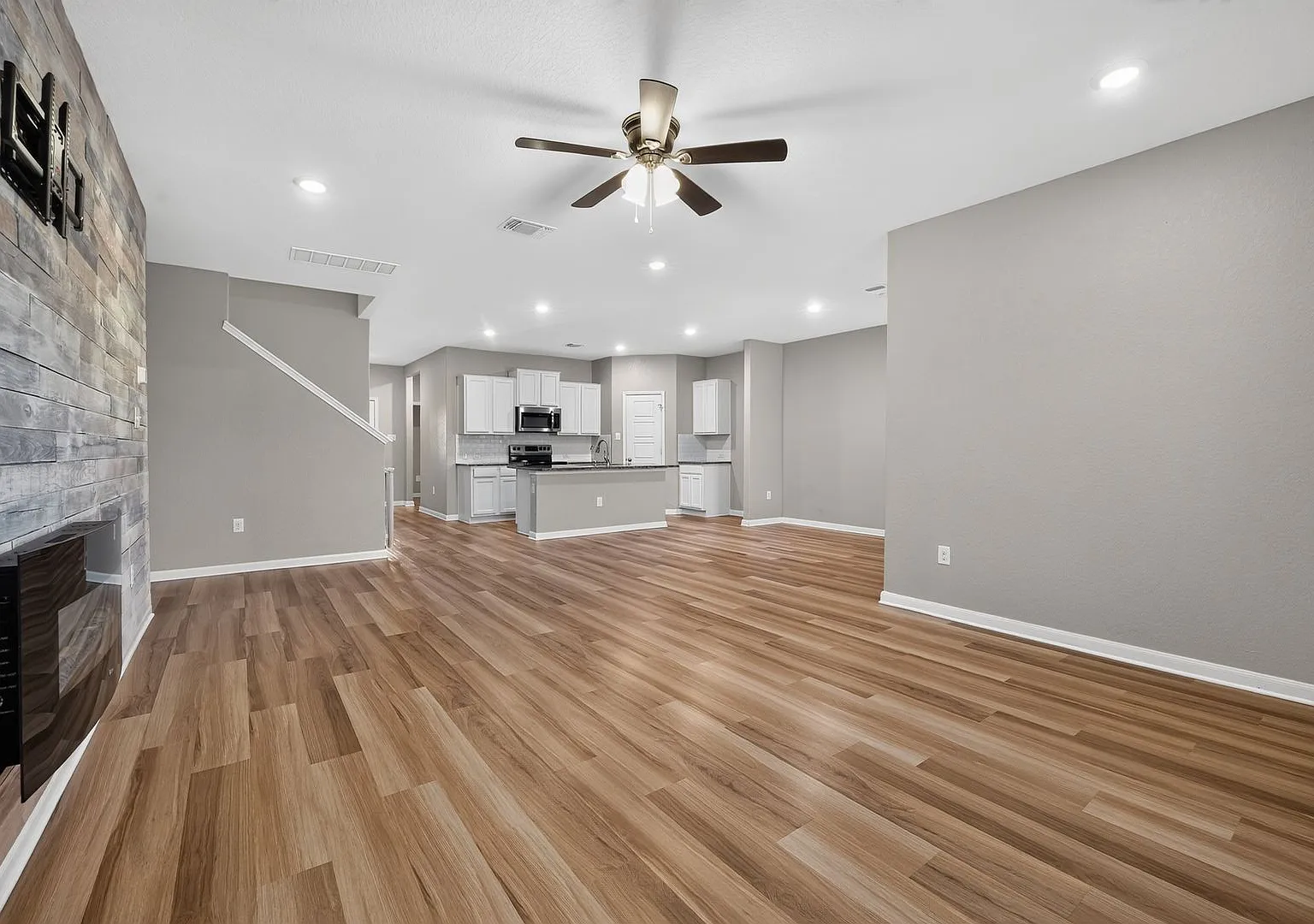 Spacious 4-Bedroom Avery Park Home with Fireplace & Upstairs Game Room — Photo 3