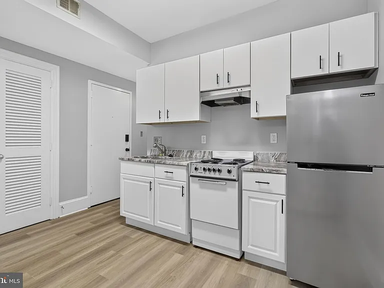 705 8th St SE #200 — Photo 13