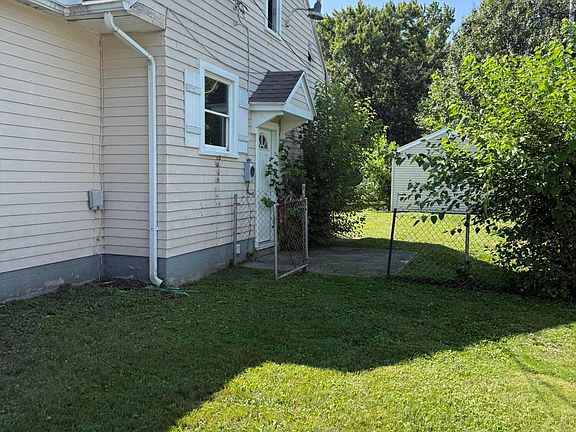 3rd image of 975 Richie Ave