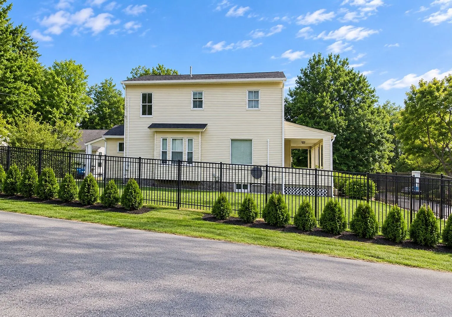 Charming 3-Bedroom Home with Large Fenced Yard & Convenient Location — Photo 3