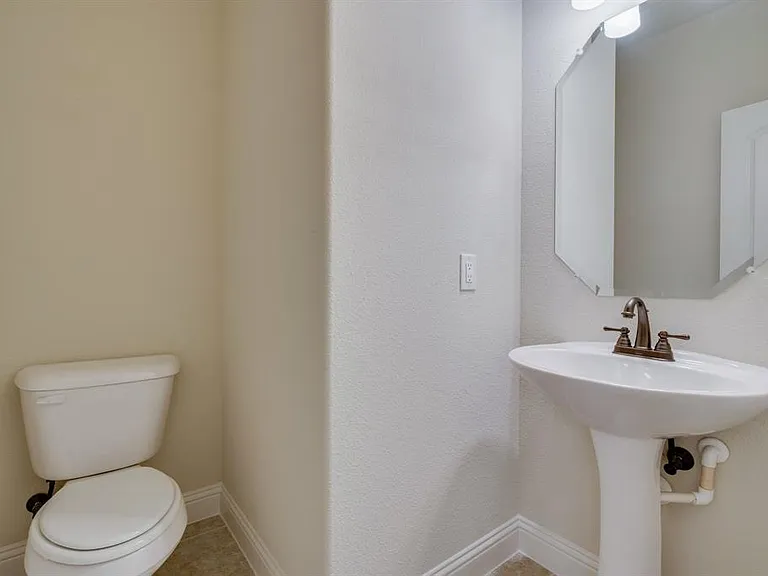 4221 Broadway Ave — Photo 21