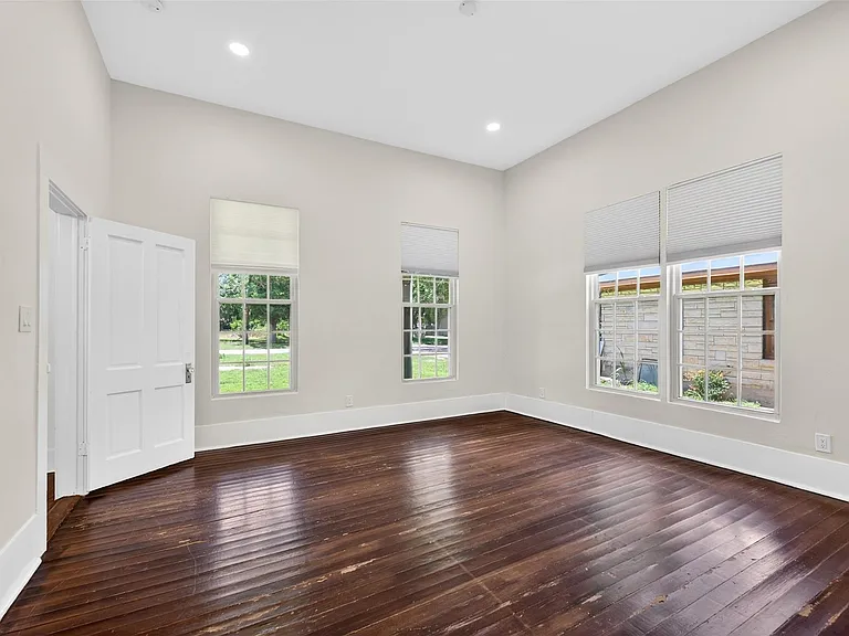 529 W Clark St — Photo 21