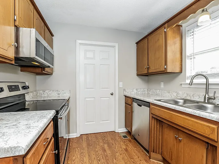 2826 Henderson Ln — Photo 6