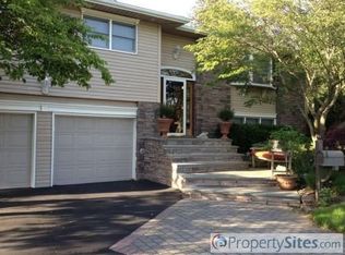 5 Susan Ct, Syosset, NY 11791