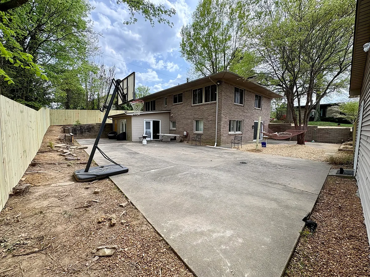 Building Photo - 732 Hillgate St