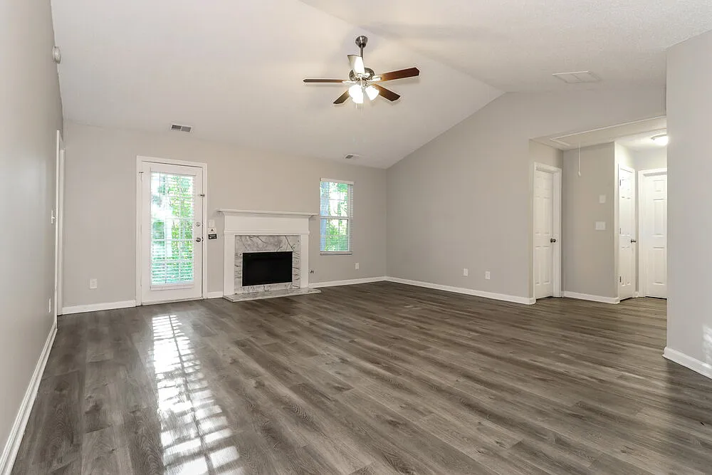 3 bed, 2.0 bath, 1340 sqft, $1,995 — Photo 3