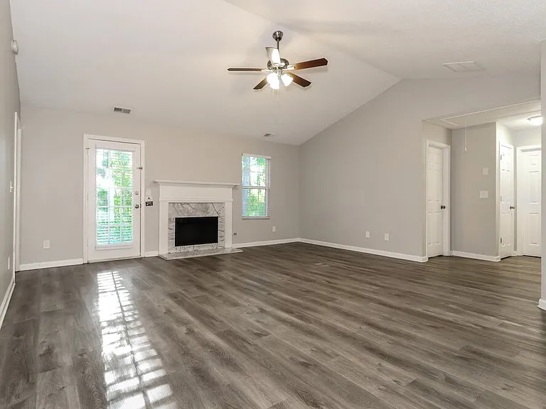 1015 Amelia Grove Ln — Photo 3
