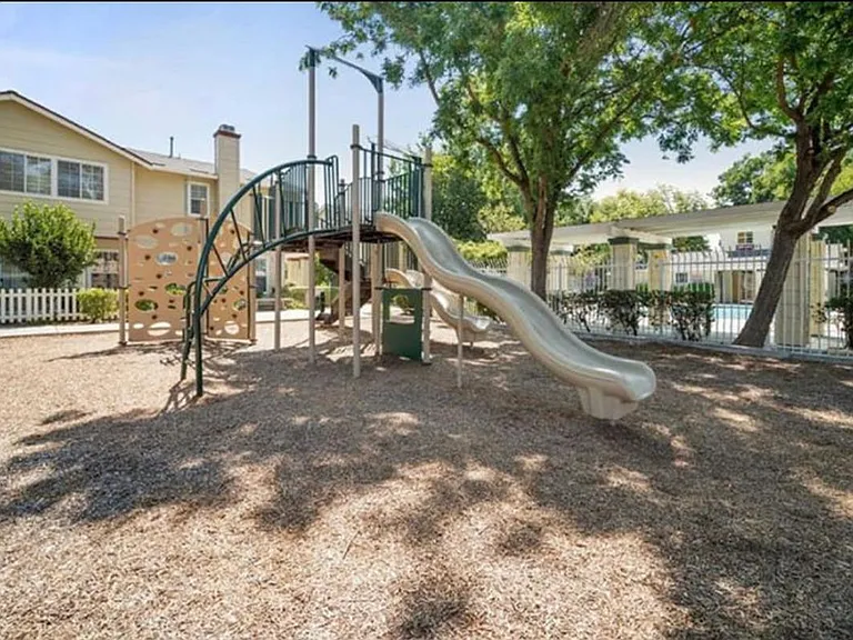 814 Applegate Ct — Photo 23