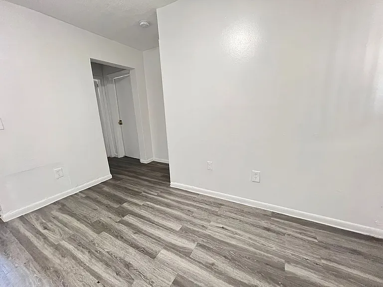 St George Apartments — Photo 32
