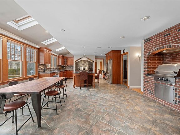 5th image of 16 Pheasant Run Rd