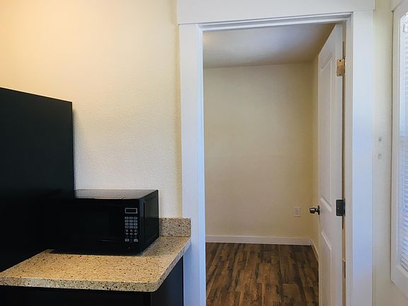 5th image of 4550 Lakeshore Blvd #1