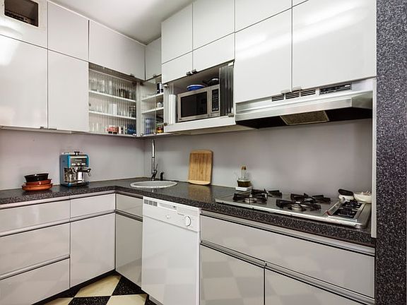4th image of 15 W 72nd St APT 12F