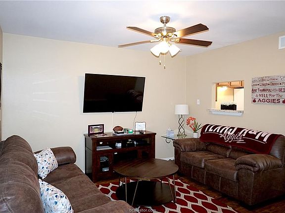 4th image of 1902 Dartmouth St APT L3