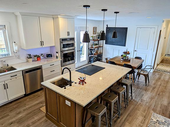 5th image of 805 N 1060th St E