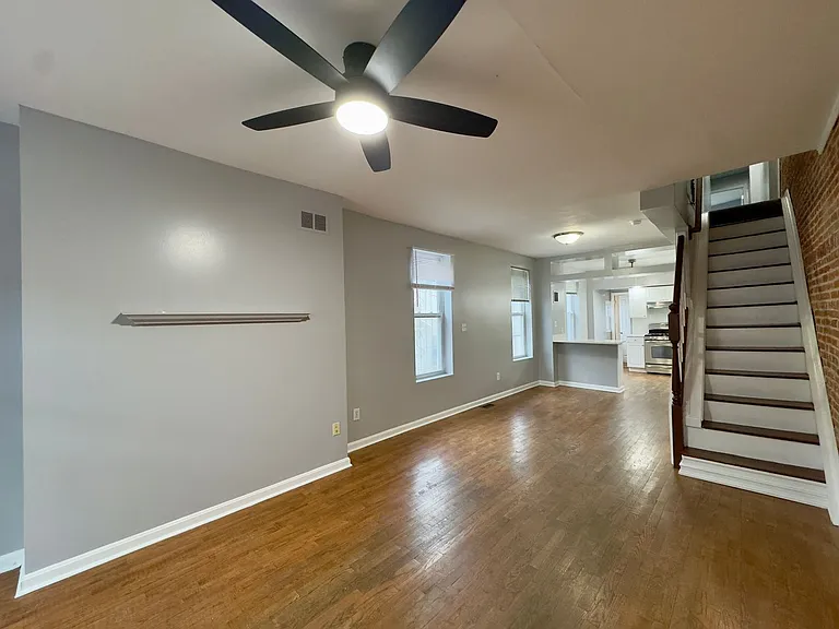 104 E Clement St — Photo 3