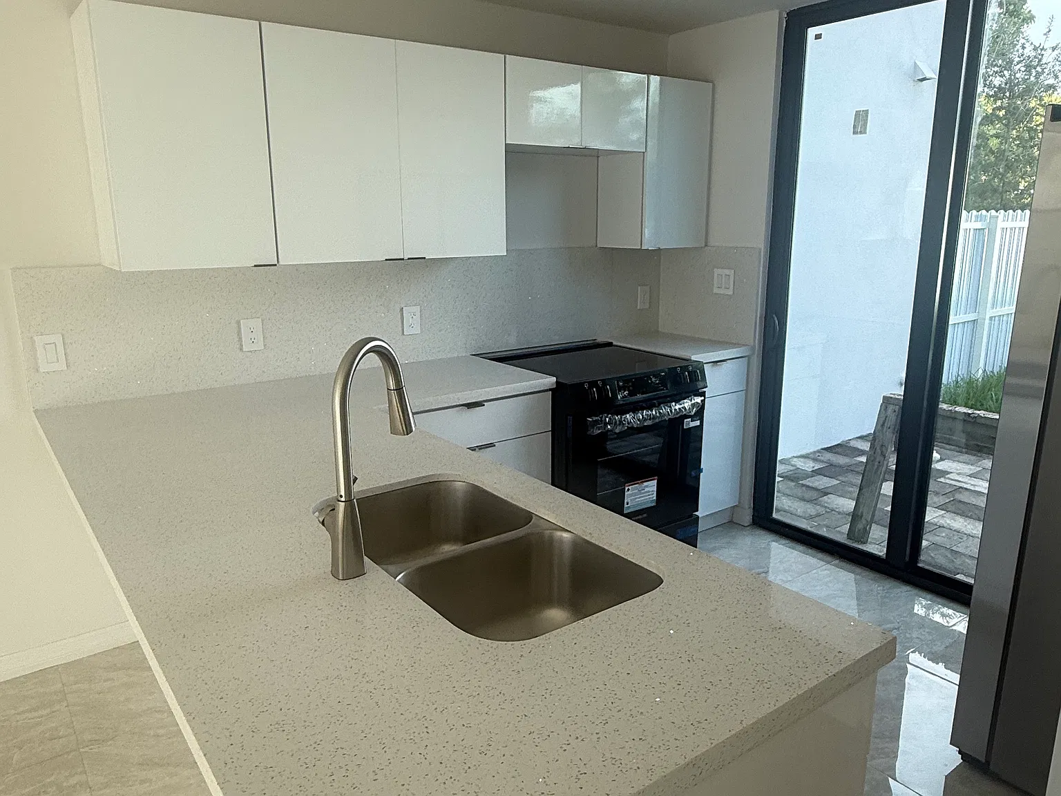 2 bed, 2.5 bath, 1250 sqft, $3,250 — Photo 2