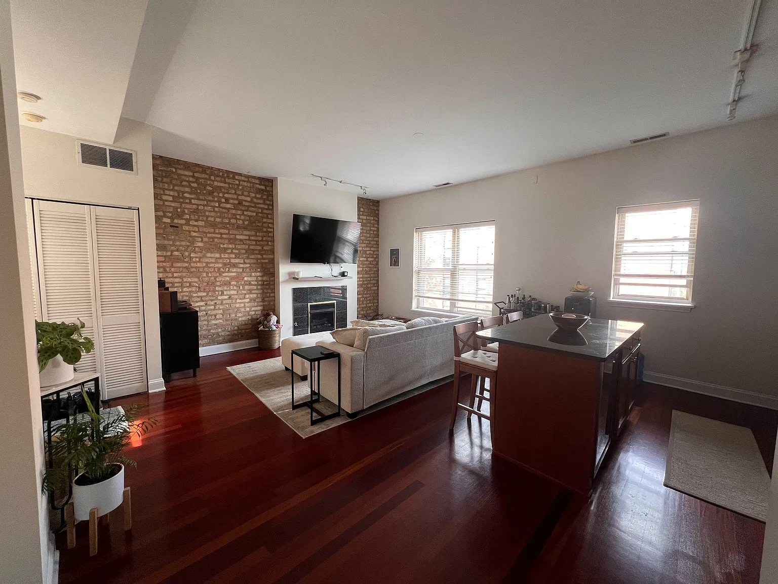 2 bed, 1100 sqft, $3,700 — Photo 2