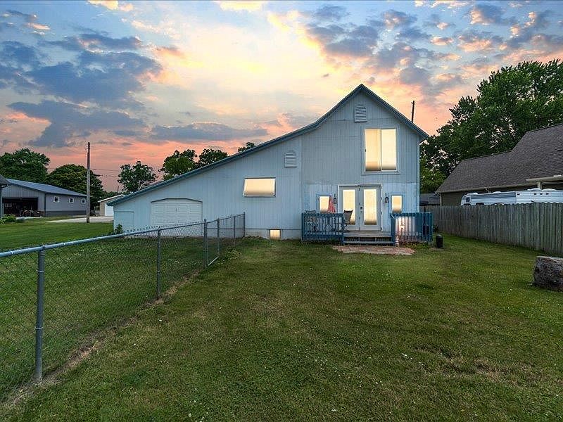 1st image of 301 Lakeside Dr