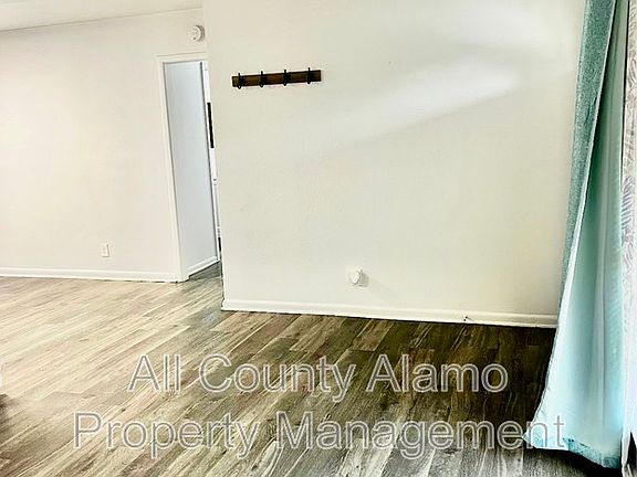 4th image of 4923 Creekmoor Dr