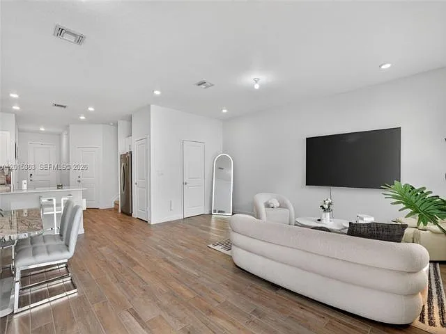 3 bed, 2.5 bath, 1790 sqft, $2,900 — Photo 3