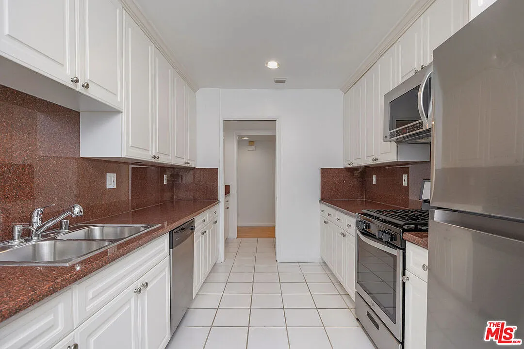 2 bed, 2.0 bath, 1800 sqft, $5,295 — Photo 3