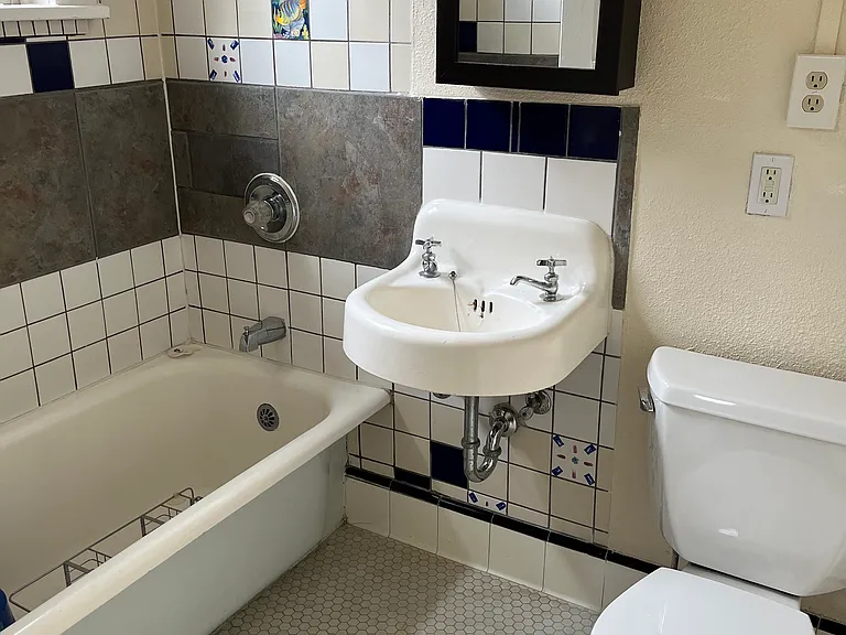 Full shot of Bathroom