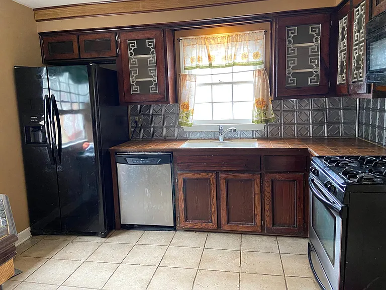 1212 S Irwin Ave — Photo 2