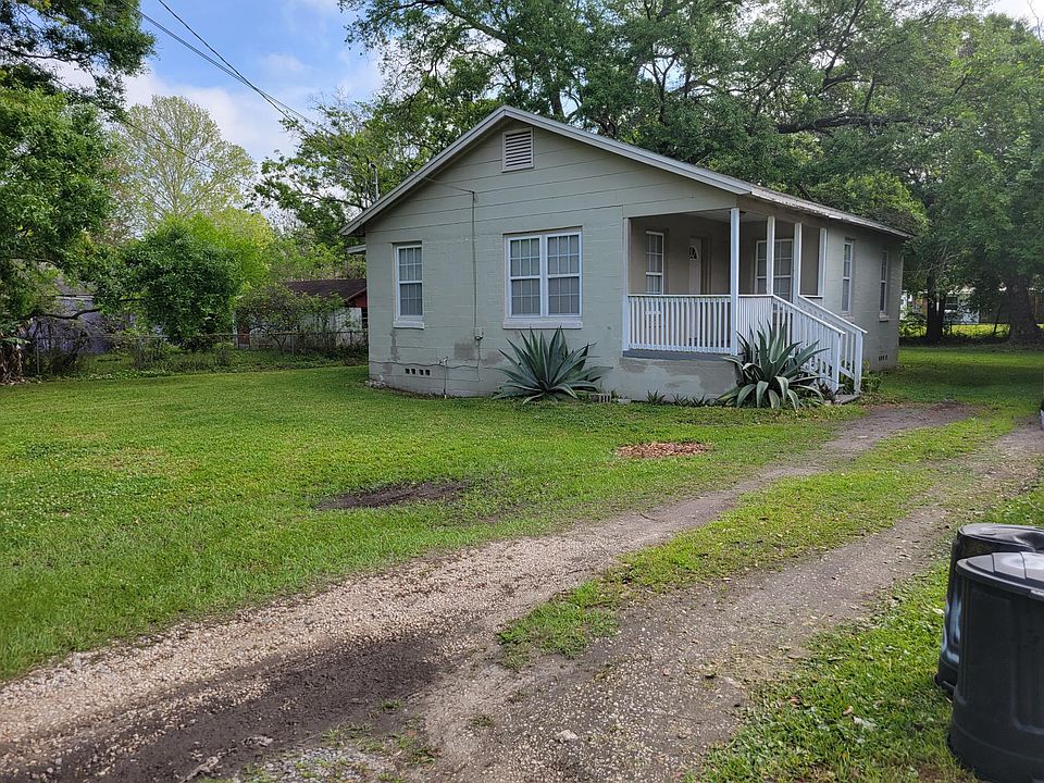 Large yard at dead end of street with extra parking in the road out front