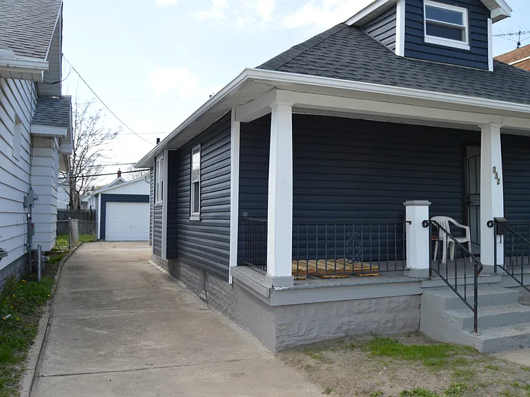 332 Sheldon St — Photo 3