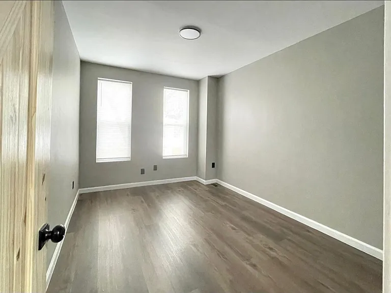 2122 Moore St — Photo 8