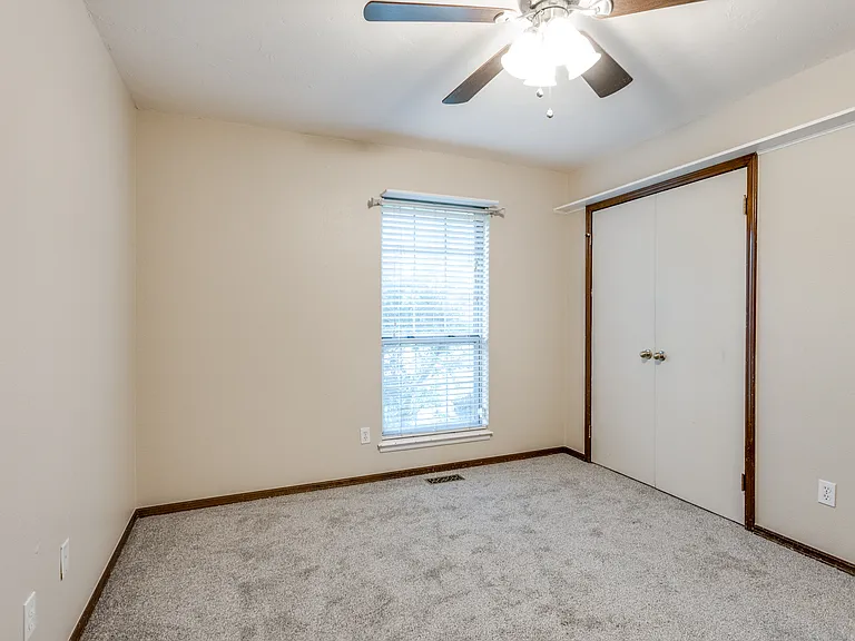 201 W Parkland Dr — Photo 10
