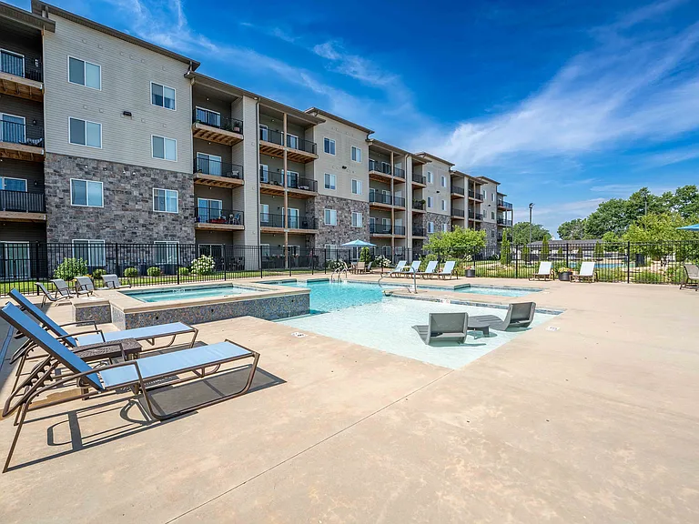 Monarch — Photo 11