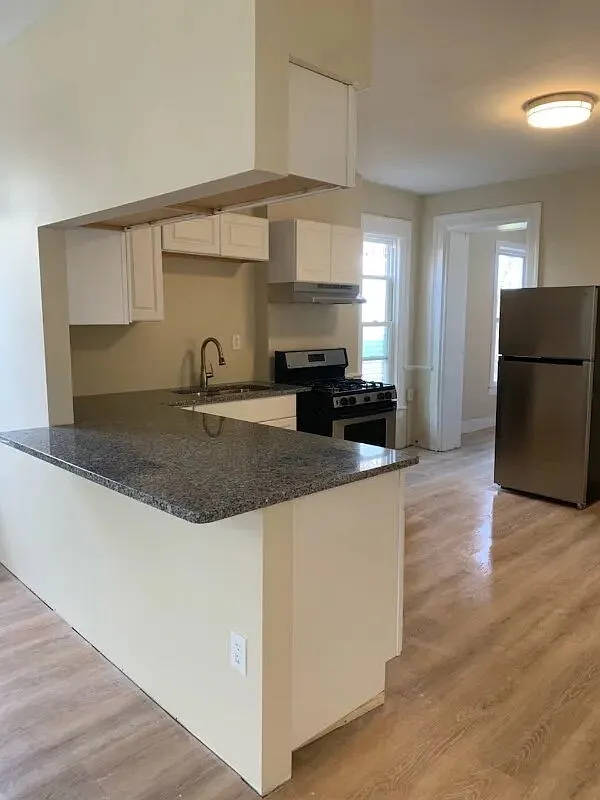 3 bed, 1.0 bath, 1250 sqft, $1,650 — Photo 3