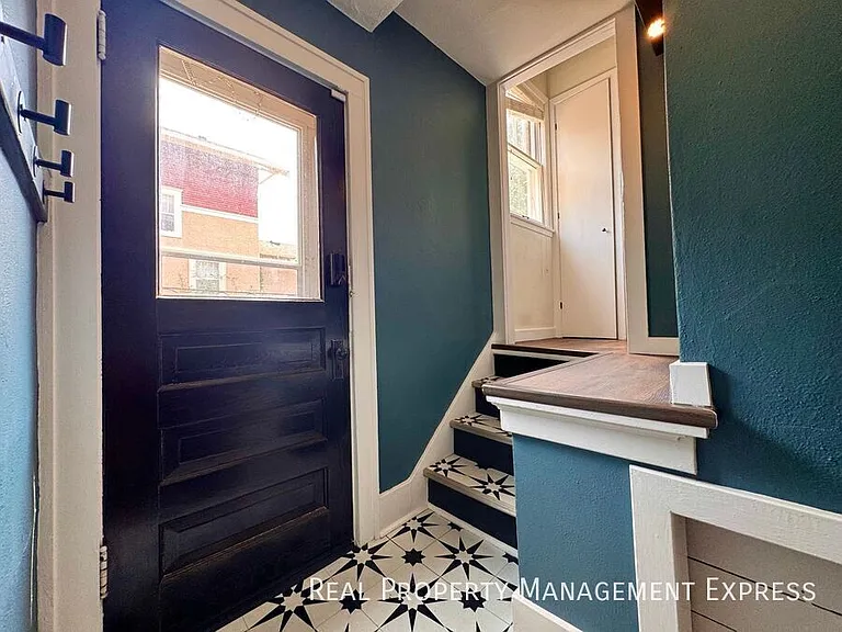 509 W 25th St — Photo 45