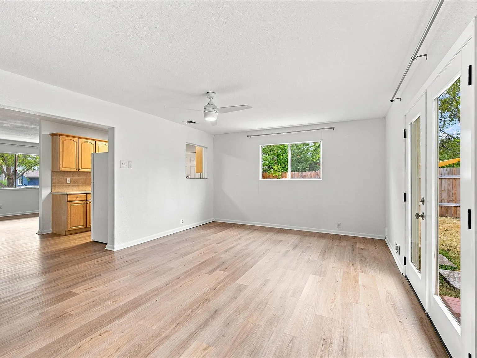 3 bed, 2.0 bath, 1390 sqft, $2,600 — Photo 3