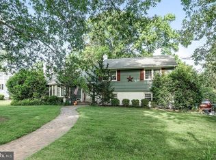 2 Woodhampton Dr, Ewing, NJ 08638