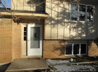 909 Phoenix Dr, Cheyenne, WY 82001